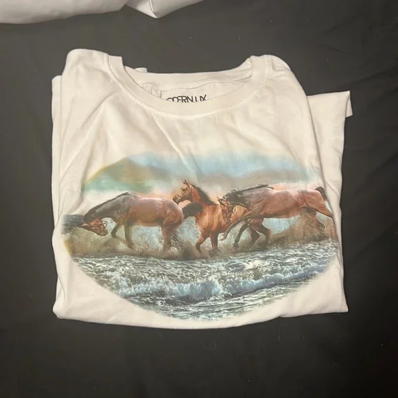 Modern lux white t shirt with horses in center. - Picture 2 of 4